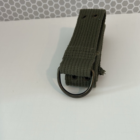 Men’s Canvas Army Green D Ring Belt
Size 36/47” - Picture 2 of 4